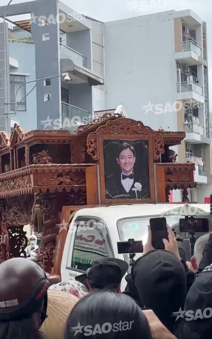 Nhiều khán giả bày tỏ sự xúc động, nghẹn ngào khi nhìn thấy xe tang của Quý Bình tiến vào nhà tang lễ