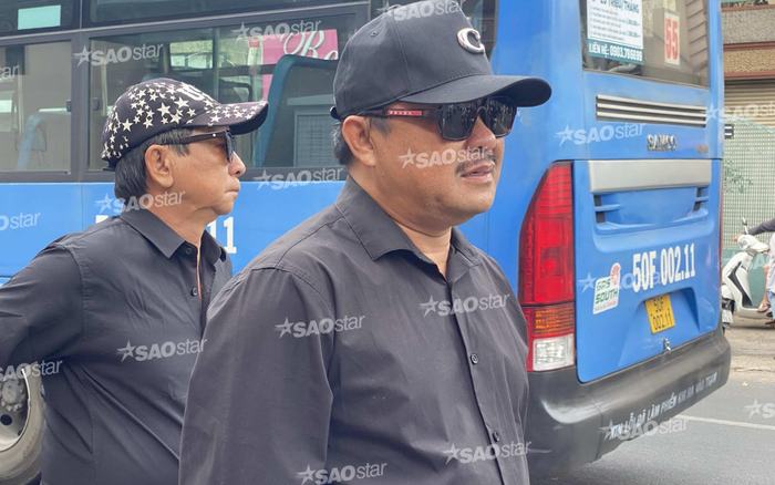 Đạo diễn Nguyễn Phương Điền trầm lặng đến dự lễ tang của Quý Bình