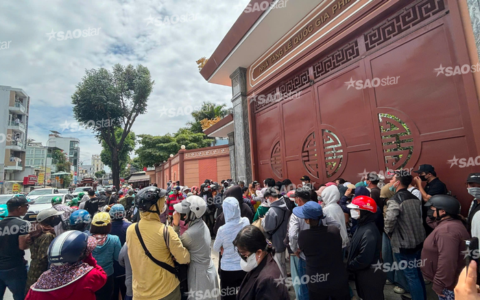 Rất nhiều khán giả đứng chờ đợi ngoài cổng Nhà tang lễ với mong muốn được viếng Quý Bình