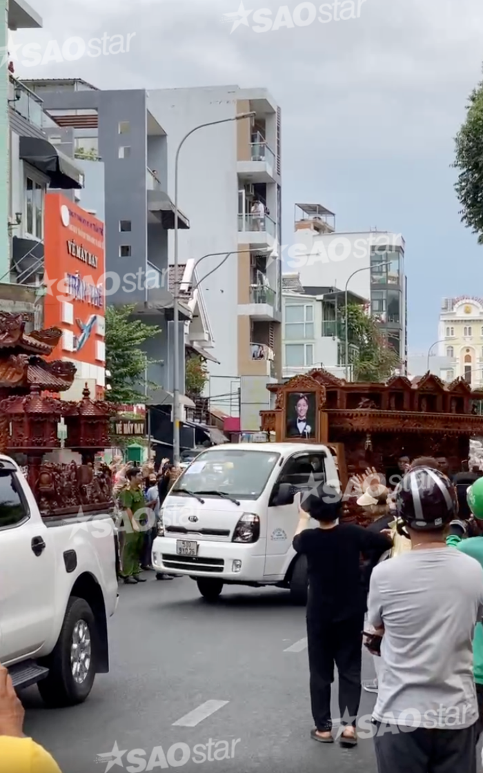 Showbiz 24h: Nhiều khán giả đã ra sức vẫy tay chào tạm biệt Quý Bình về nơi an nghỉ cuối cùng