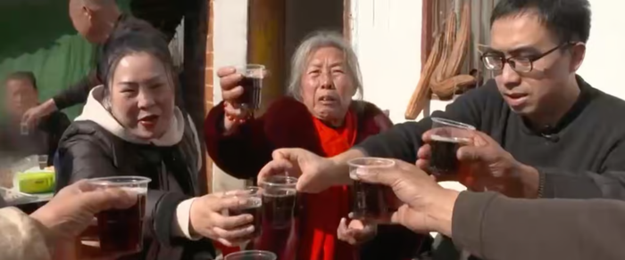 Zhang (bên phải), đang thưởng thức bữa tiệc cùng gia đình ruột thịt của mình sau hơn ba thập kỷ xa cách. 