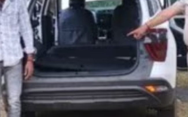 Phát hiện chiếc xe bỏ hoang giữa rừng, cảnh sát kiểm tra thì tìm thấy thứ đáng ngờ Ảnh 2