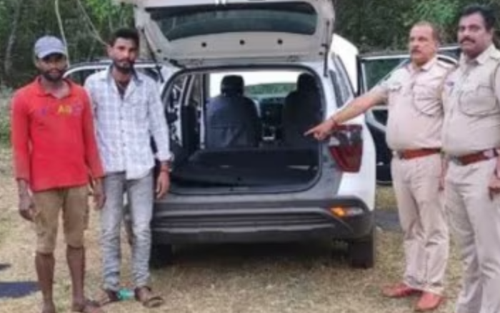 Phát hiện chiếc xe bỏ hoang giữa rừng, cảnh sát kiểm tra thì tìm thấy thứ đáng ngờ Ảnh 1