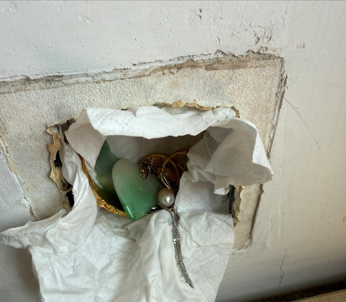 Mua lại nhà mẹ chồng giá 22 tỷ, con dâu phát hiện 'bí mật' bên trong bức tường Ảnh 1