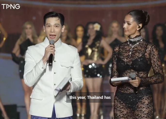 Bộ váy màu đen nhiều khuyết điểm của Anntonia Porsild trên sân khấu chung kết Miss Global 2024. 