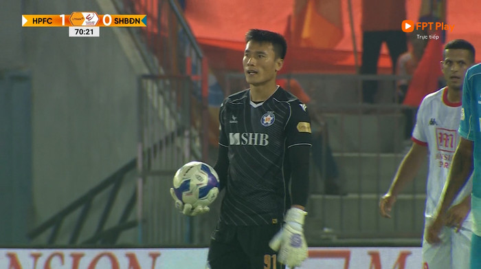 Vận son của thủ môn Bùi Tiến Dũng đã không còn khi Đà Nẵng FC bị CLB Hải Phòng đánh bại với tỷ số 0-1 vào tối nay. 