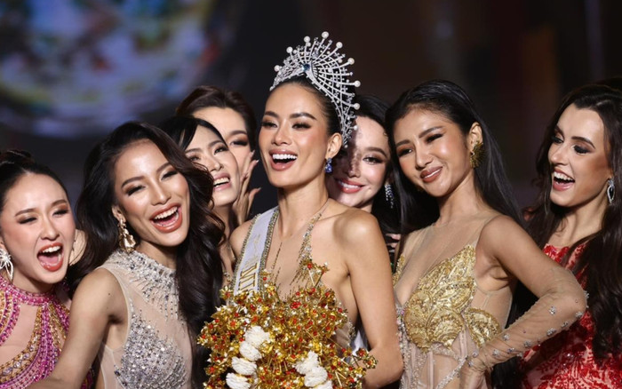 'Nhặt sạn' Miss Global: MC ăn mặc phản cảm, BTC mắc sai lầm nghiêm trọng Ảnh 2