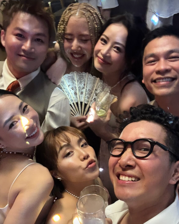 Chi Pu và Quỳnh Anh Shyn vui vẻ chụp ảnh trong ngày vui của bạn thân Salim. Ảnh: Instagram trungtinu