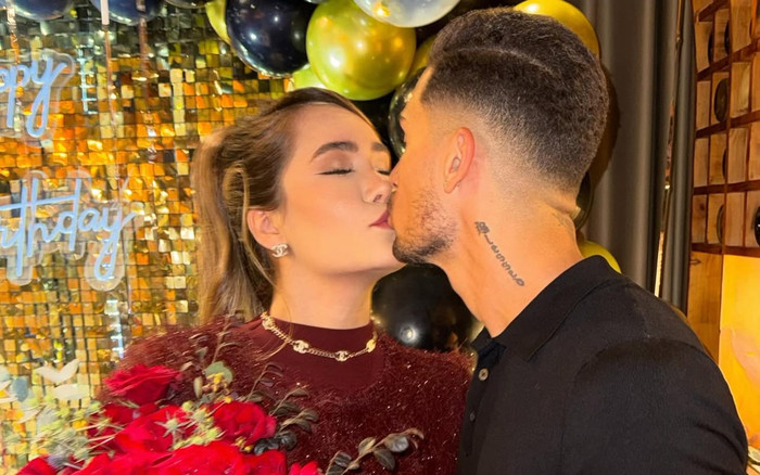 Bạn gái xinh đẹp động viên tiền vệ Hendrio Ảnh 2