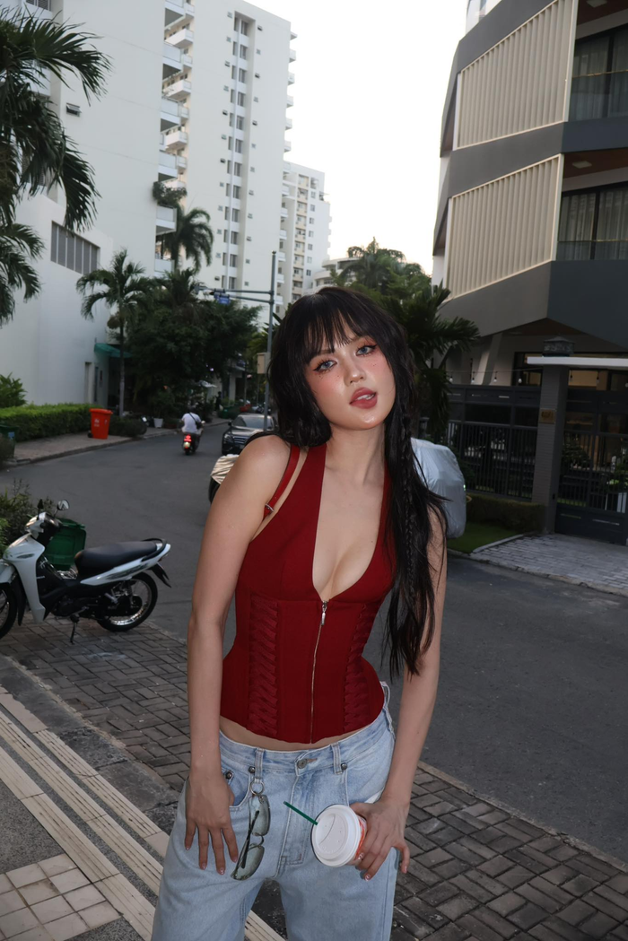 Thế nhưng, chỉ sau vài tháng, người đẹp quê Trà Vinh đã lấy lại phong độ nhờ chế độ ăn uống khoa học và luyện tập nghiêm túc. Các bộ môn mà Ngọc Trinh yêu thích gồm yoga, chạy bộ. Dù khá bận rộn nhưng cô nàng vẫn luôn để thời gian cho việc vận động, giữ dáng. 
