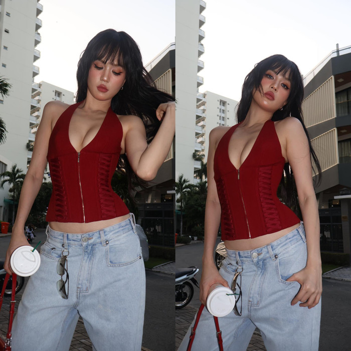 Chiếc corset ôm sát làm nổi bật vòng eo “con kiến” và 'gò bồng đảo' đẫy đà của Ngọc Trinh, đem lại cảm giác vừa gợi cảm vừa mạnh mẽ. Điểm nhấn là cách phối cùng kính râm dáng oval và ly nước tạo cảm giác rất đời thường nhưng không kém phần thời thượng.