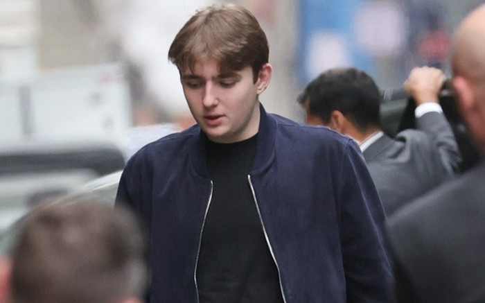 Barron Trump gây chú ý với ảnh qua đường, nhan sắc được bàn tán - Saostar.vn