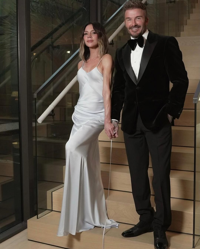 Vợ chồng David Beckham tình tứ đi dự tiệc. Ảnh: IGNV