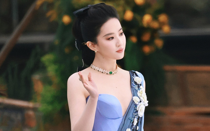 Nhan sắc giả dối của Lưu Diệc Phi: Ảnh cam thường và ảnh chỉnh sửa khác nhau 'một trời một vực' Ảnh 2