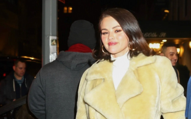 Cùng mặc áo choàng tắm xuống phố: Selena Gomez tỏa sáng, người mẫu Việt 'tắt điện'! Ảnh 2