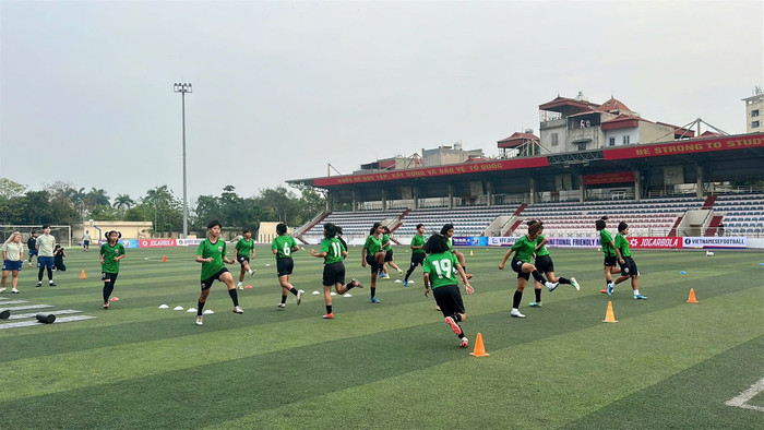 U17 nữ Thái Lan đã đến Việt Nam vào trưa 1/4. Ảnh: VFF