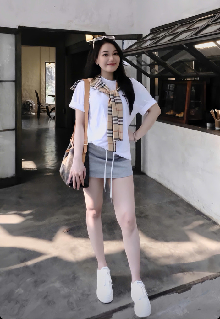 Vợ của Hồ Văn Cường được ngợi khen xinh đẹp như hoa khôi.