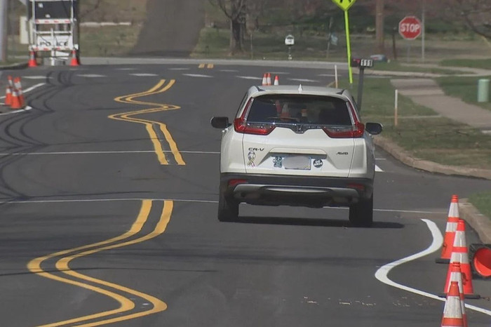 Choáng với thiết kế đường như 'tàu lượn siêu tốc', người dân hoang mang Ảnh 2