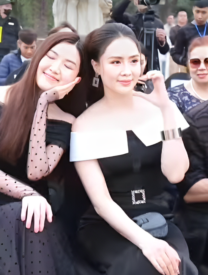 Hồng Diễm thân thiết, ngọt ngào bên Lương Thanh (Ảnh: Facebook Hồng Diễm).