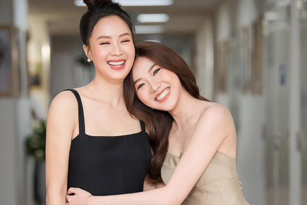 Phía sau các cảnh phim căng thẳng, hai nữ diễn viên rất thân thiết (Ảnh: Facebook Hồng Diễm).