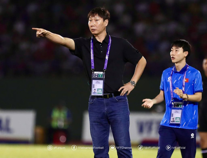 CĐV Indonesia chê HLV Kim Sang Sik thua xa Kluivert. Ảnh: VFF