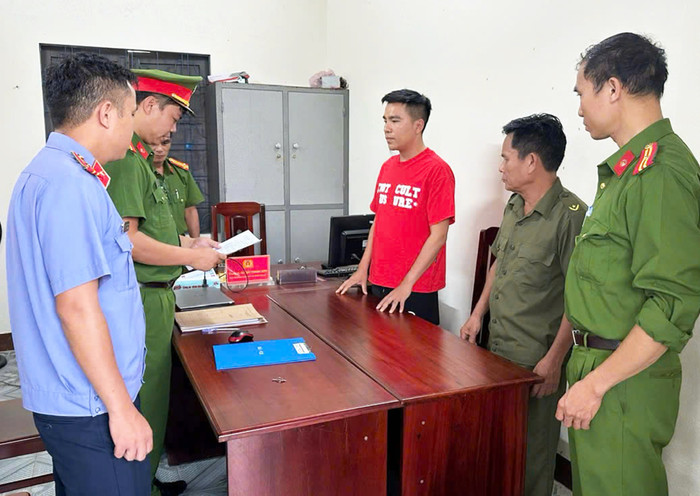 Lực lượng chức năng đọc lệnh khởi tố, bắt tạm giam Tiktoker Dưỡng Dướng Dường.