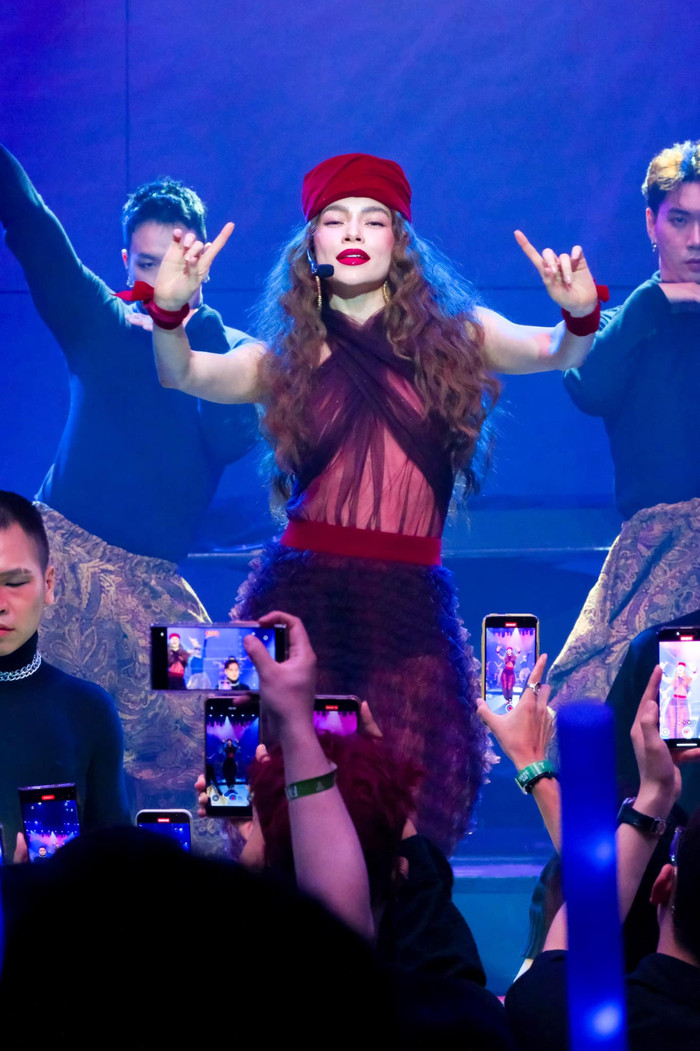 Nhiều nghệ sĩ Việt đã bắt đầu 'bắt tay' với trí tuệ nhân tạo để đổi mới phong cách làm việc, tiếp cận khán giả và tạo ra những sản phẩm độc đáo. 