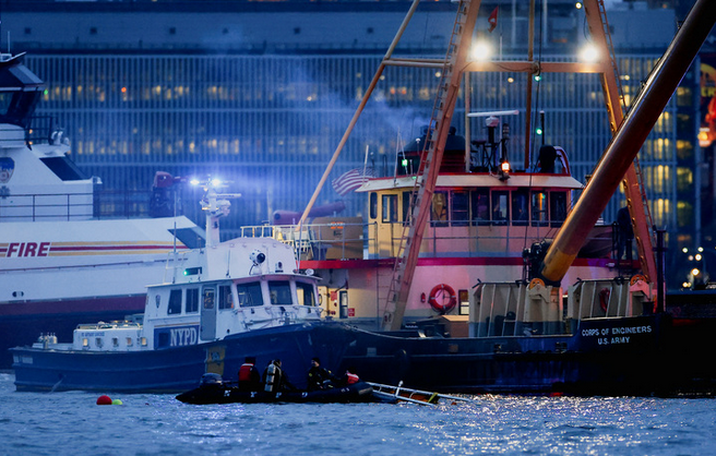 Các lực lượng chức năng vẫn đang trục vớt chiếc máy bay trực thăng gặp nạn.