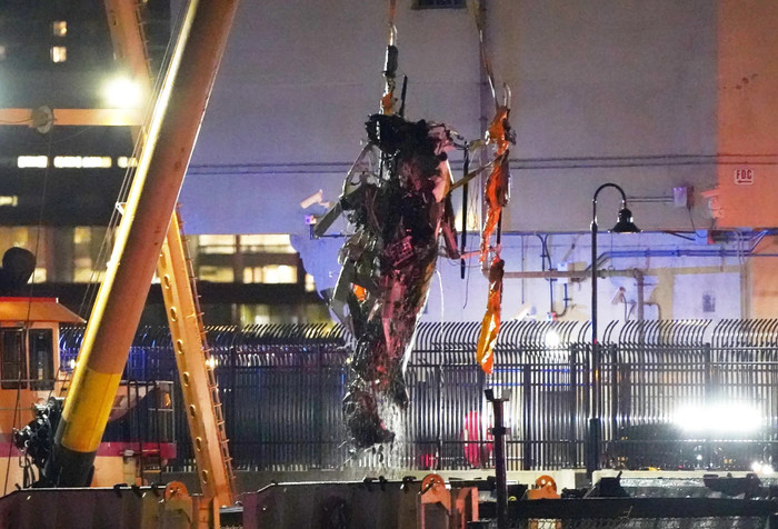 Cận cảnh trục vớt những mảnh vỡ máy bay rơi xuống sông khiến nhiều người thiệt mạng Ảnh 1