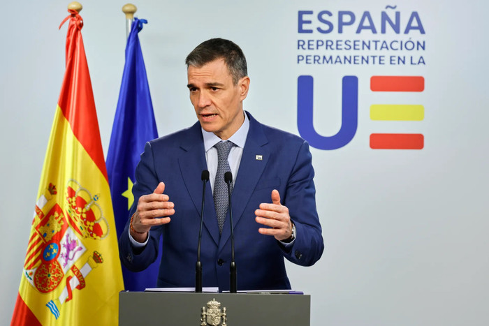 Cận cảnh trục vớt những mảnh vỡ máy bay rơi xuống sông khiến nhiều người thiệt mạng Ảnh 4