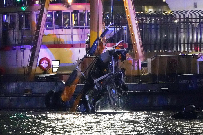 Cận cảnh trục vớt những mảnh vỡ máy bay rơi xuống sông khiến nhiều người thiệt mạng Ảnh 3