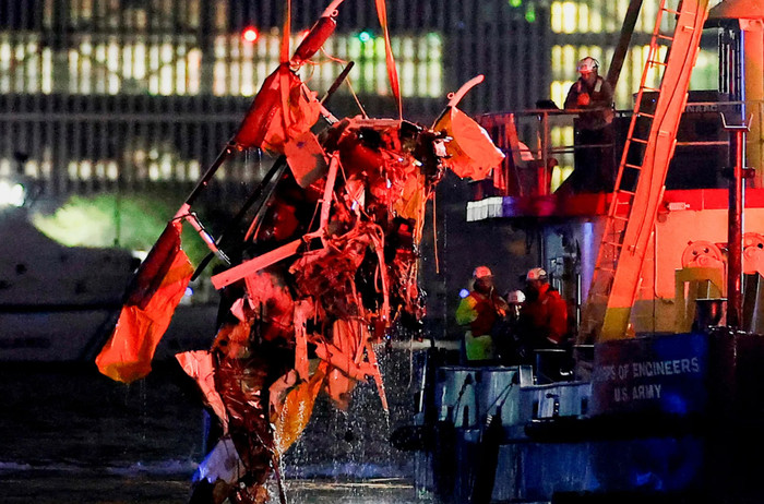 Cận cảnh trục vớt những mảnh vỡ máy bay rơi xuống sông khiến nhiều người thiệt mạng Ảnh 2