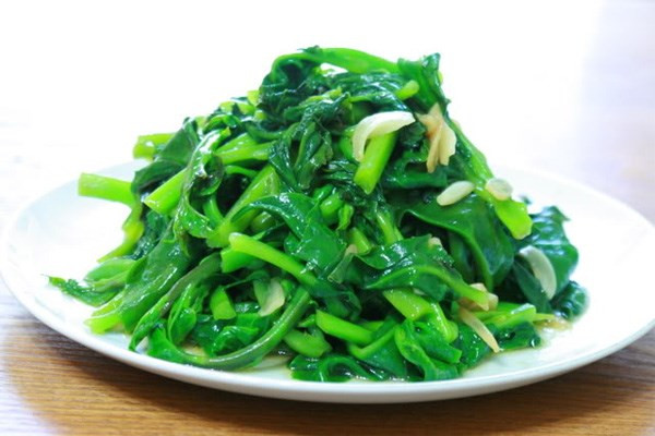 Rau mồng tơi là món ăn quen thuộc trong những ngày nắng nóng nhờ tính mát và khả năng giải nhiệt.