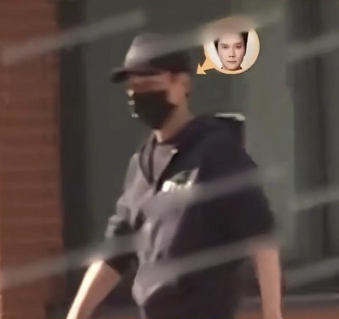 Chồng cũ Triệu Lệ Dĩnh đội mũ, đeo khẩu trang kín mặt khi đưa con đi khám bệnh. Ảnh: Sưu tầm