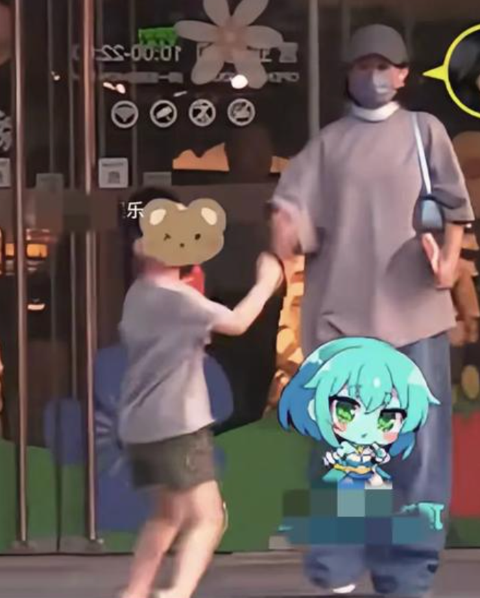 Triệu Lệ Dĩnh từng được bắt gặp đưa con trai đi chơi ở chốn đông người. Ảnh: Sưu tầm