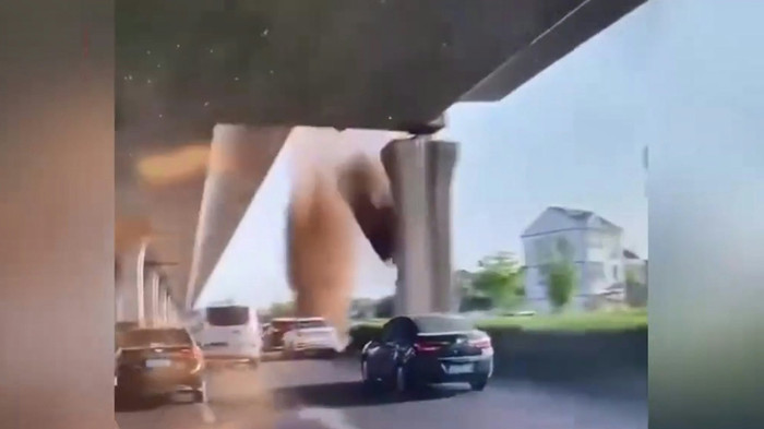 Chiếc xe tải từ 'trên trời' rơi xuống đường, nhiều người có mặt hoảng loạn Ảnh 2