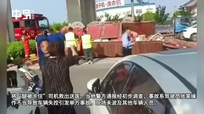 Chiếc xe tải từ 'trên trời' rơi xuống đường, nhiều người có mặt hoảng loạn Ảnh 4