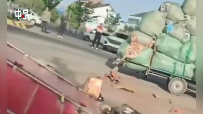 Chiếc xe tải từ 'trên trời' rơi xuống đường, nhiều người có mặt hoảng loạn Ảnh 3