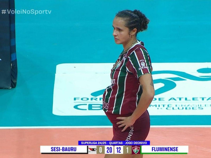 Nữ VĐV Priscila Oliveira Heldes vẫn thi đấu dù đang mang thai ở tháng thứ 5. Ảnh: Sportv2/@QGdoVolei/X
