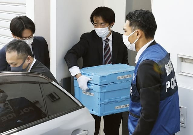 Cảnh sát đã đến khám nhà Hirosue Ryoko. (Ảnh NHK)