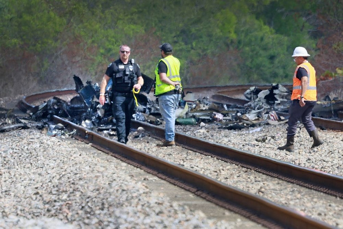 Máy bay bốc cháy rồi rơi xuống đường ray xe lửa, đang tìm kiếm sự sống Ảnh 1