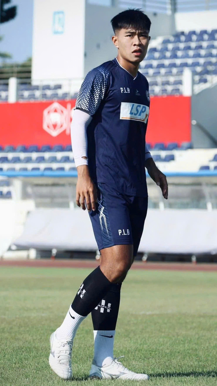 Tại mùa giải V.League năm nay, trung vệ cao 1m82 được HLV Lê Quang Trãi tin tưởng tuyệt đối. Ngoài 1 bàn thắng và 1 kiến tạo, điều khiến giới chuyên môn nể phục hơn cả là khả năng phòng ngự chắc chắn, không thua kém bất kỳ trung vệ nào đang chơi tại giải đấu cao nhất Việt Nam. HLV Lê Quang Trãi không ít lần ca ngợi cậu học trò vì sự trưởng thành vượt bậc, tinh thần cầu tiến và khả năng cải thiện điểm yếu một cách đáng kinh ngạc.Theo chuyên trang Transfermarkt, Phạm Lý Đức hiện được định giá 50.000 euro.