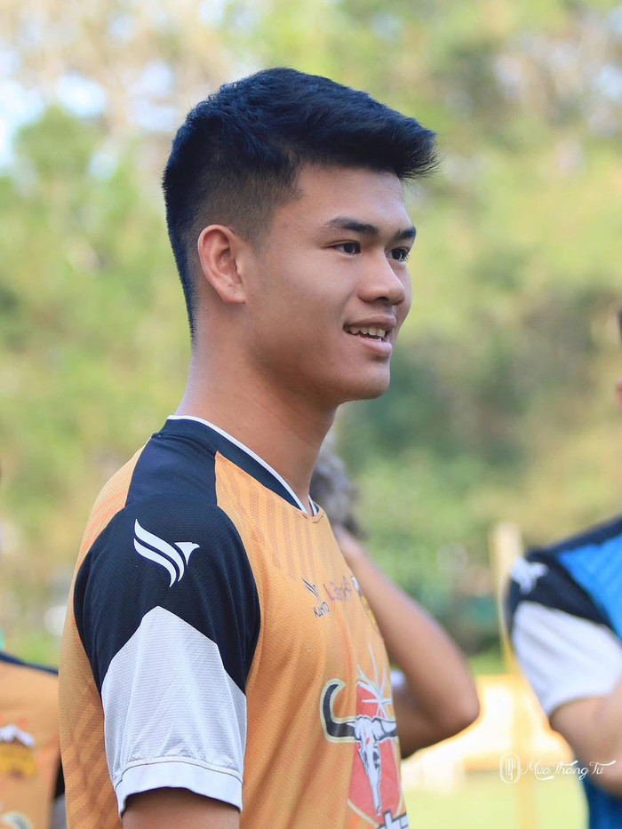 Trung vệ Đinh Quang Kiệt có trận đá chính đầu tiên cho HAGL tại V.League khi Phạm Lý Đức dính chấn thương. Dù mới 17 tuổi, trung vệ cao 1m95 thi đấu ấn tượng, phối hợp ăn ý với Jairo tạo nên bức tường thép trước hàng công Bình Dương. Thể hình vượt trội giúp Đinh Quang Kiệt áp đảo trong các tình huống tranh chấp. Sự xuất hiện của bộ đôi trung vệ cao lớn khiến tiền đạo Cheick Timite (1m78) của Bình Dương gần như “mất hút”.  