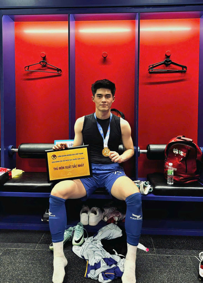 Ở mùa giải V.League 2024/2025, Trần Trung Kiên này được HLV Vũ Tiến Thành tin tưởng cho bắt chính và giữ sạch lưới 3 trận liên tiếp. Màn trình diễn ổn định và tâm lý vững vàng giúp anh chiếm trọn niềm tin của người hâm mộ. Trung Kiên từng góp mặt tại AFF Cup 2024 cùng tuyển Việt Nam và nếu tiếp tục duy trì phong độ, anh hoàn toàn có thể trở thành lựa chọn sáng giá cho U23, thậm chí đội tuyển quốc gia trong tương lai gần.  