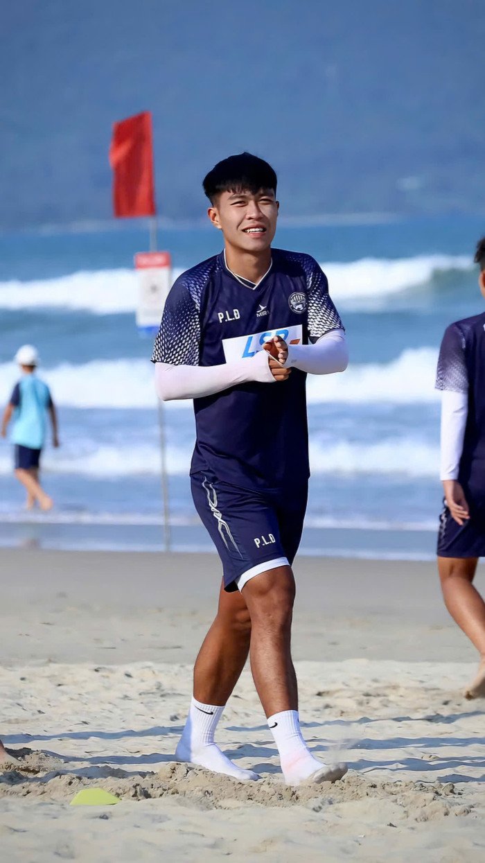 Gia nhập CLB Hoàng Anh Gia Lai từ năm 2023, trung vệ Phạm Lý Đức (sinh năm 2003) từng không thể cạnh tranh suất đá chính và buộc phải tích lũy kinh nghiệm tại giải hạng Nhất dưới dạng cho mượn. Tuy vậy, chính khoảng thời gian 'tu nghiệp' ấy đã trở thành bước đệm giúp cầu thủ trẻ này bứt phá mạnh mẽ khi trở lại phố Núi.