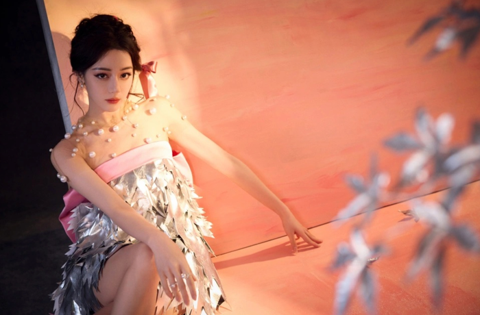 Showbiz 24h: Dù không có tác phẩm mới lên sóng kể từ năm 2023, Địch Lệ Nhiệt Ba vẫn giữ vững độ nóng trong làng giải trí. Ảnh: Sưu tầm