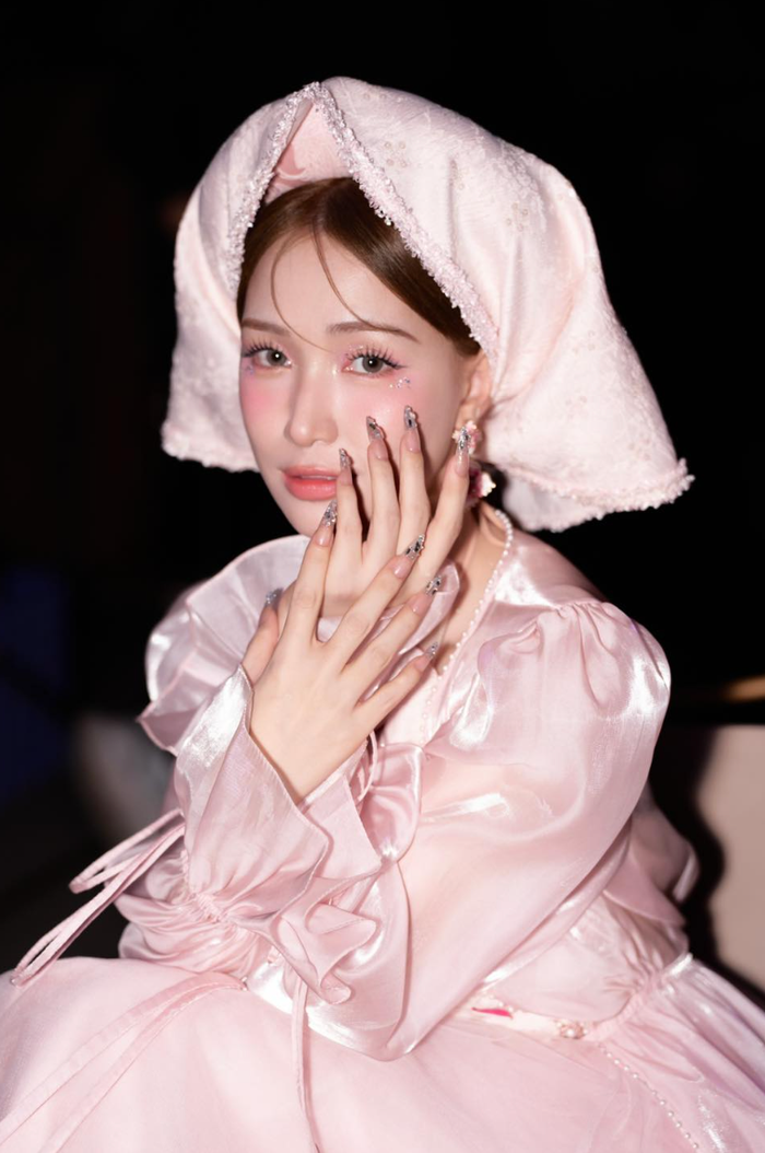 Showbiz 24h: Một trong những hình ảnh mới nhất của Hòa Minzy. Ảnh: FBNV