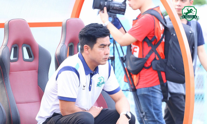 Nguyễn Việt Thắng - người từng làm trợ lý cho HLV Troussier, vừa có kỷ lục khó tin cùng đội bóng của Đặng Văn Lâm. Ảnh: CLB Ninh Bình