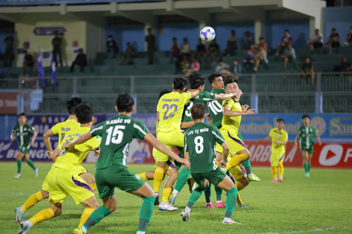 Cú đá phạt tạo ra khác biệt của Công Phượng. Ảnh: CLB Bình Phước