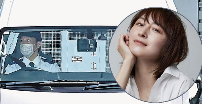 Hình ảnh nữ diễn viên Hirosue Ryoko bị tạm giam sau khi đạp, cào một y tá trong bệnh viện và gây ra tai nạn giao thông nghiêm trọng. 